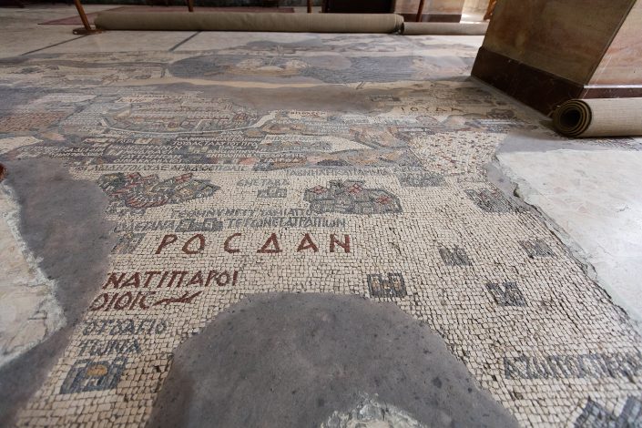 Mozaiková mapa Svätej zeme zo 6. storočia, Madaba, Jordánsko 6th-century mosaic map of the Holy Land, Greek Orthodox Church of St. George, Madaba, Jordan